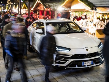 Lamborghini Urus i LM002 w świątecznym konwoju